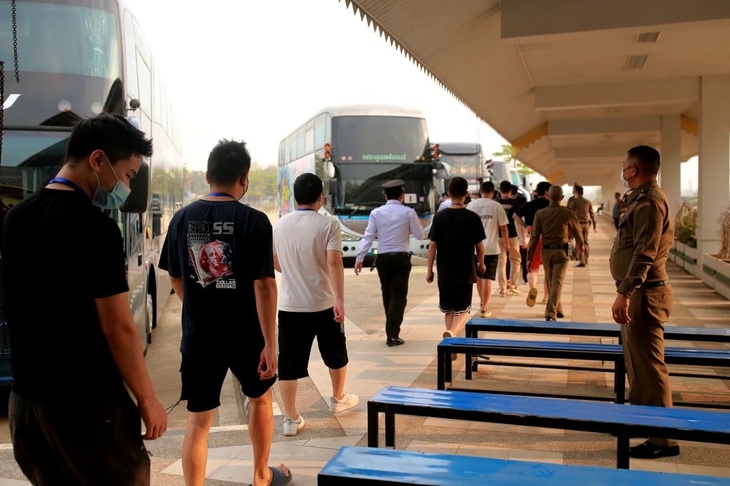 Những người bị cáo buộc là nhân viên của trung tâm lừa đảo và nạn nhân từ Trung Quốc đến trạm kiểm soát biên giới với Thái Lan tại Myawaddy, Myanmar, vào ngày 20/2/2025. Ảnh: AFP