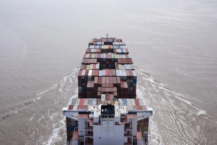 Tàu container chở hàng từ Trung Quốc. (Ảnh: Bloomberg).