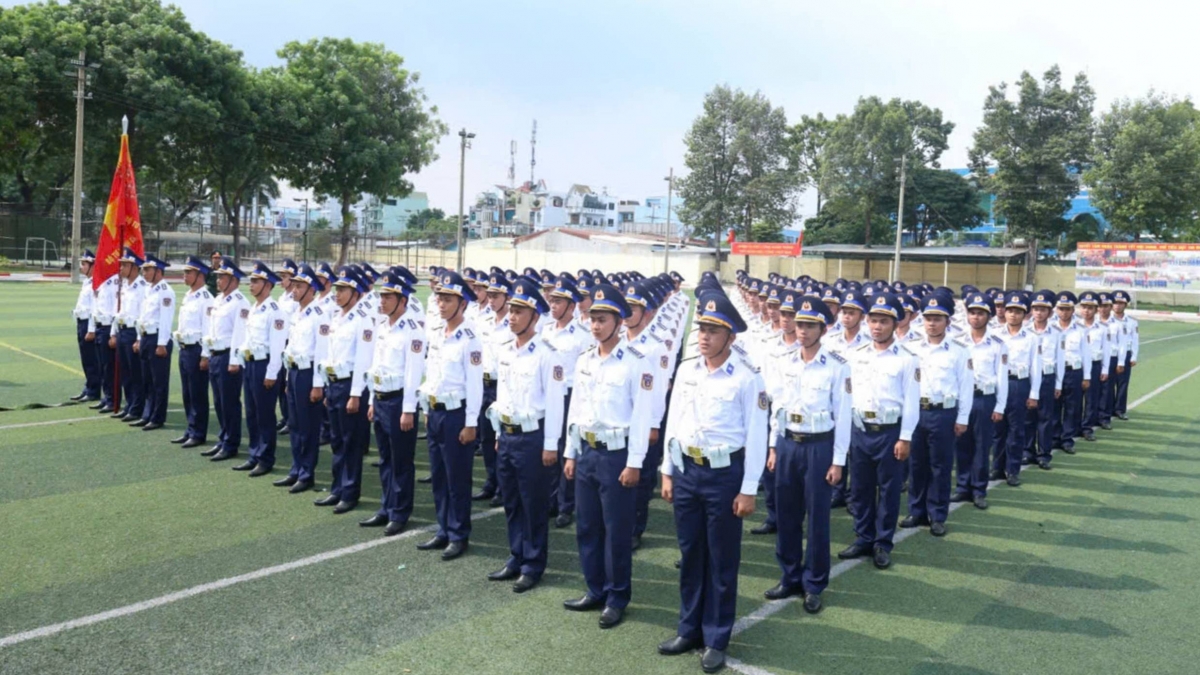 Khối đứng Cảnh sát biển Việt Nam nghiêm trang, chỉnh tề dưới nắng nóng gay gắt