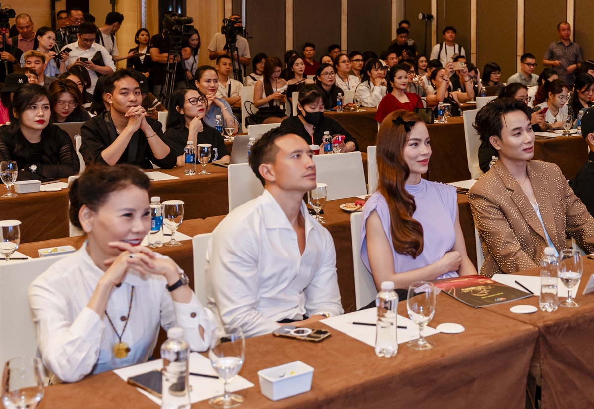 Hồ Ngọc Hà đưa cả mẹ, chồng và con đi họp báo