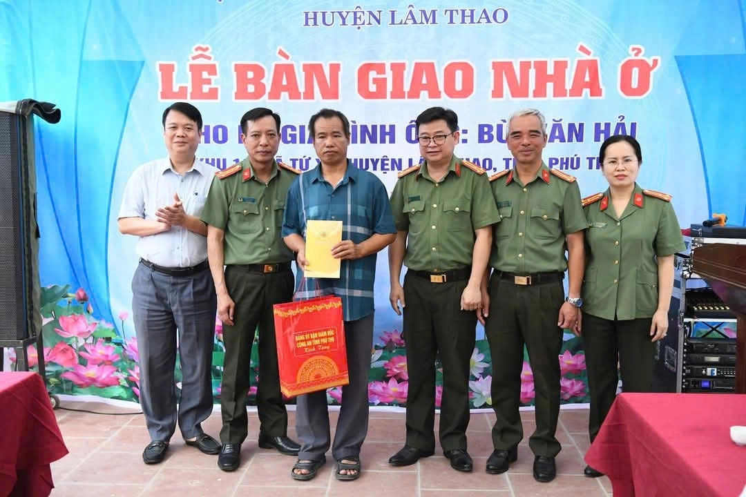 Công an tỉnh Phú Thọ trao tặng 2 nhà tình nghĩa cho hộ nghèo tại huyện Lâm Thao.