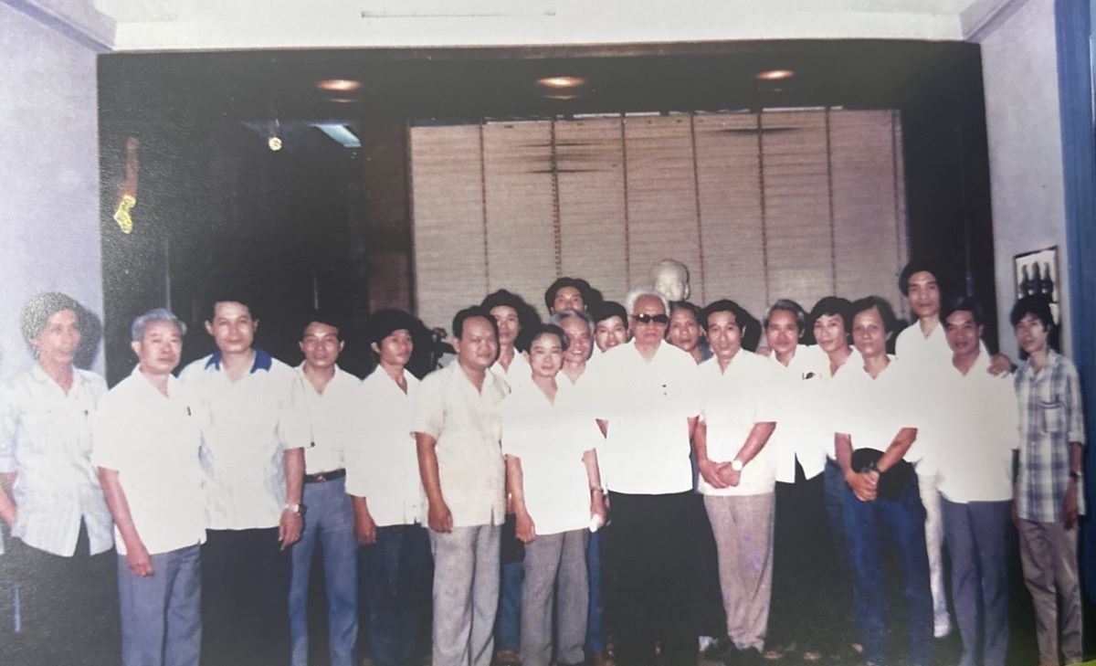 Thủ tướng Phạm Văn Đồng chụp ảnh kỷ niệm cùng phóng viên VOH nhân chuyến làm việc tại TP.HCM năm 1986 (ảnh tư liệu)