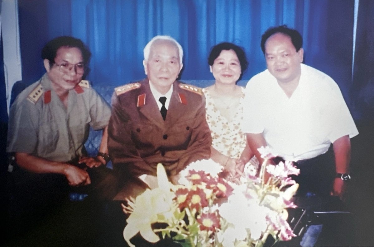 Đại tướng Võ Nguyên Giáp và phóng viên VOH – nhân kỷ niệm 50 năm chiến thắng Điện Biên Phủ (ảnh tư liệu)