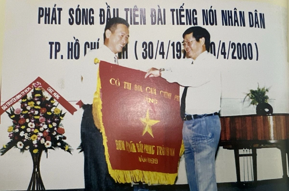 Lễ kỷ niệm 25 năm buổi phát sóng đầu tiên của Đài Tiếng nói Nhân dân TP.HCM sau ngày giải phóng (30/4/1975 – 30/4/2000) (Ảnh tư liệu)