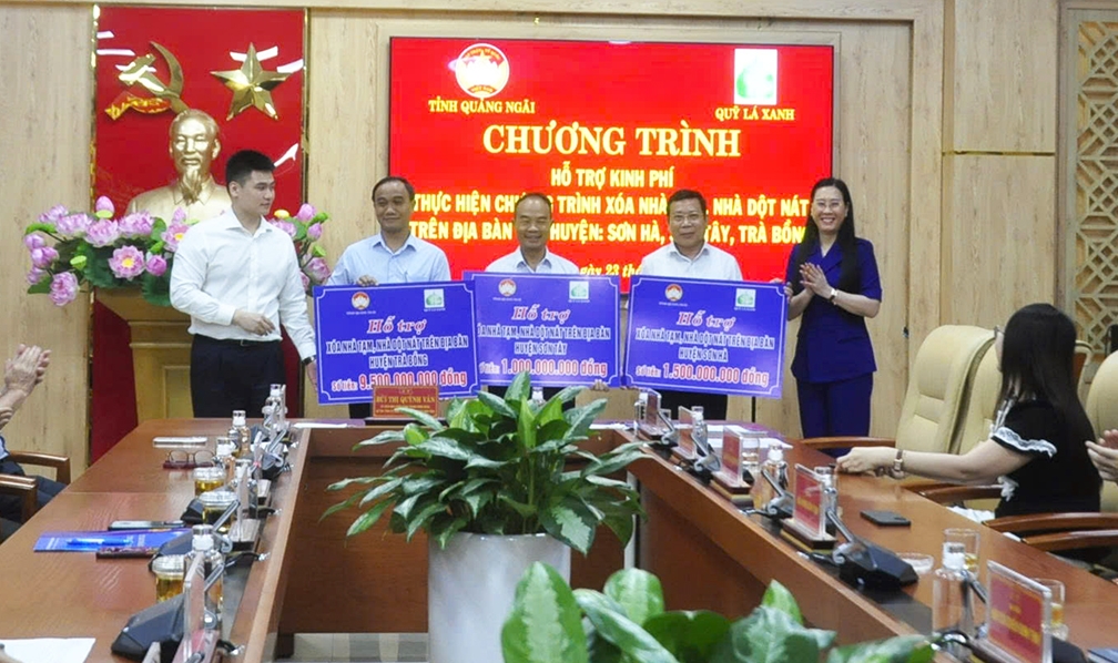 Đại diện các địa phương nhận số tiền hỗ trợ xóa nhà tạm, nhà dột nát