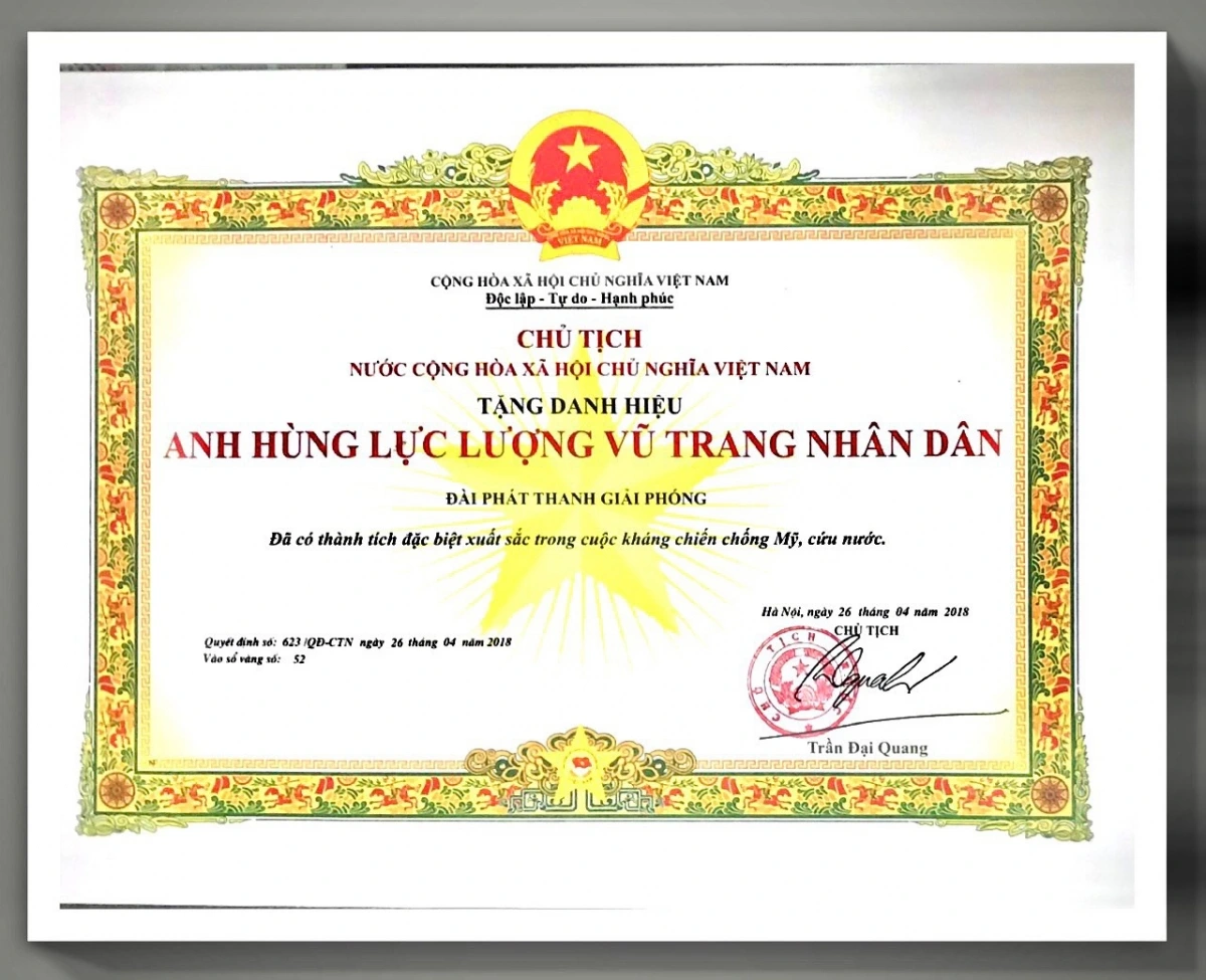 Đài phát thanh Giải phóng vinh dự nhận danh hiệu Anh hùng lực lượng vũ trang nhân dân.