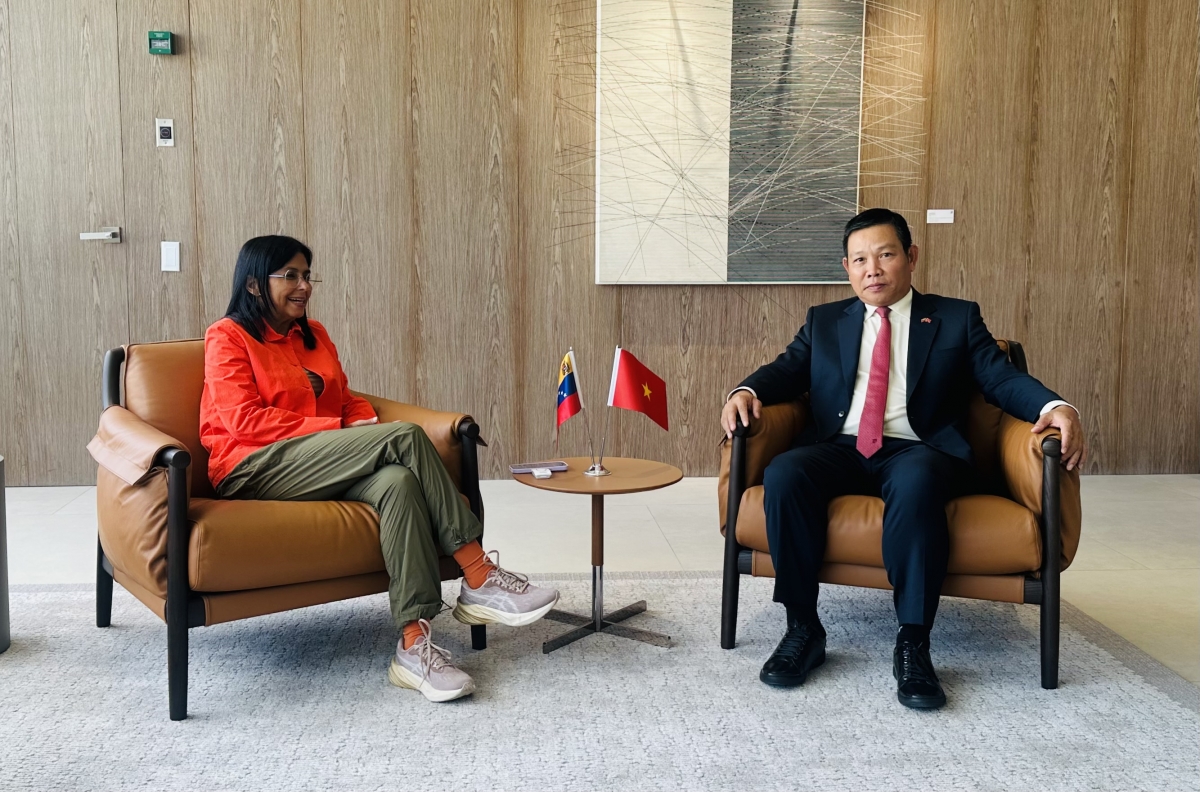 Đại sứ Việt Nam tại Venezuela Vũ Trung Mỹ và Phó Tổng thống Thường trực Venezuela Delcy Rodríguez Gómez
