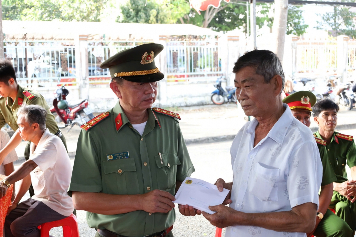 Đại tá Huỳnh Việt Hòa - Giám đốc Công an tỉnh Hậu Giang trao hỗ trợ gia đình Đại úy Nguyễn Văn Kha 50 triệu đồng. Ảnh: Thế Phong