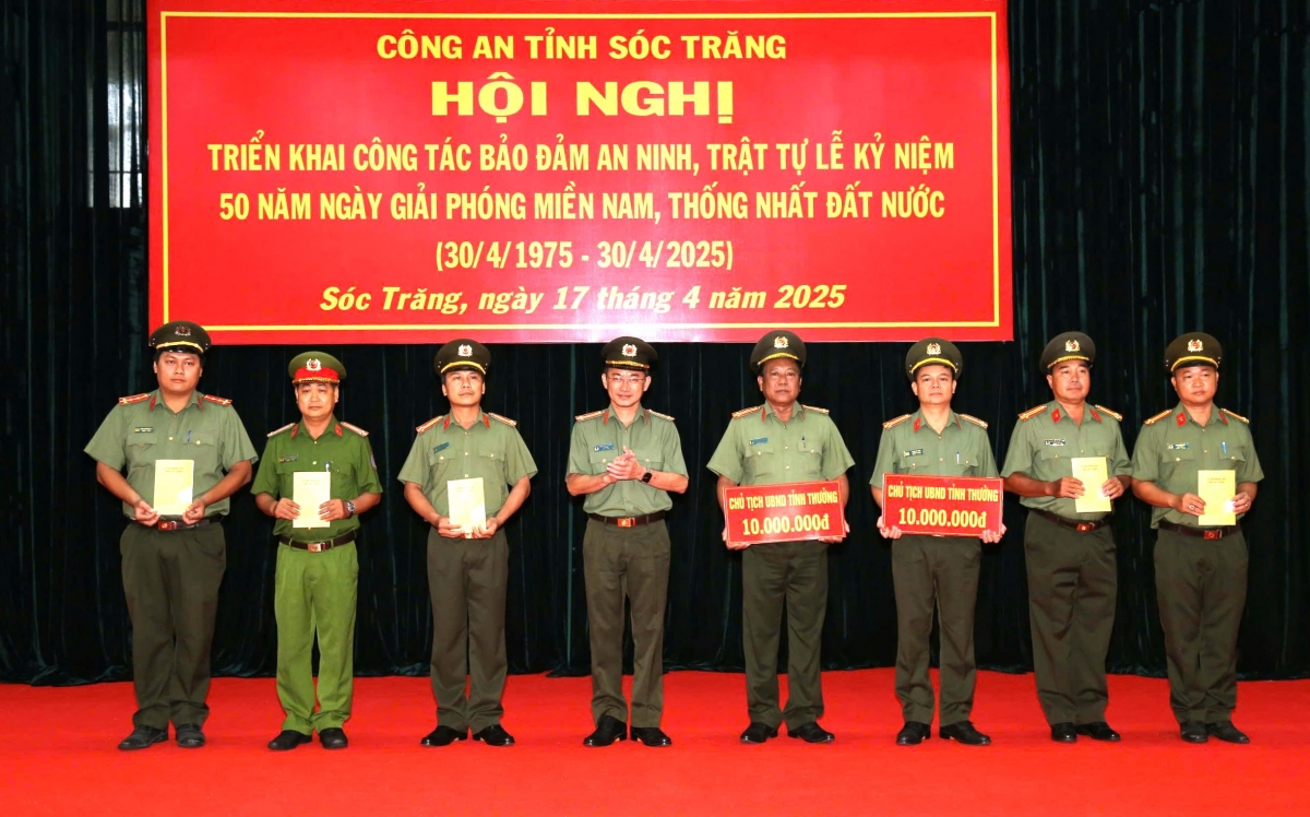 Đại tá Trần Văn Dương, Giám đốc Công an tỉnh Sóc Trăng trao thưởng đột xuất của Chủ tịch UBND tỉnh cho các tập thể, cá nhân
