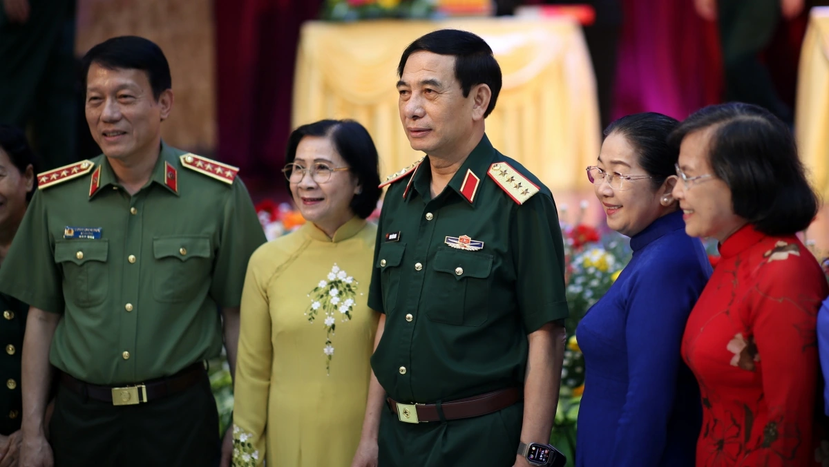 Đại tướng Phan Văn Giang, Bộ trưởng Bộ Quốc phòng và Đại tướng Lam Tam Quang, Bộ trưởng Bộ Công an chụp hình với các đại biểu, sáng 19/4.
