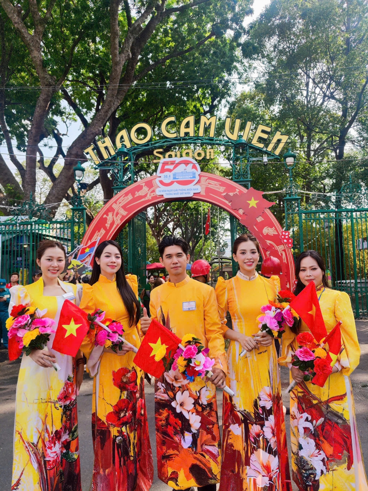 Hoa hậu Kiều Duy (ngoài cùng bên trái), Hoa hậu Thanh Thủy (thứ hai bên trái sang) và Hoa hậu Tiểu Vy (thứ hai bên phải sang) hào hứng tham gia tổng duyệt diễu binh, diễu hành cấp Nhà nước tại TP.HCM.