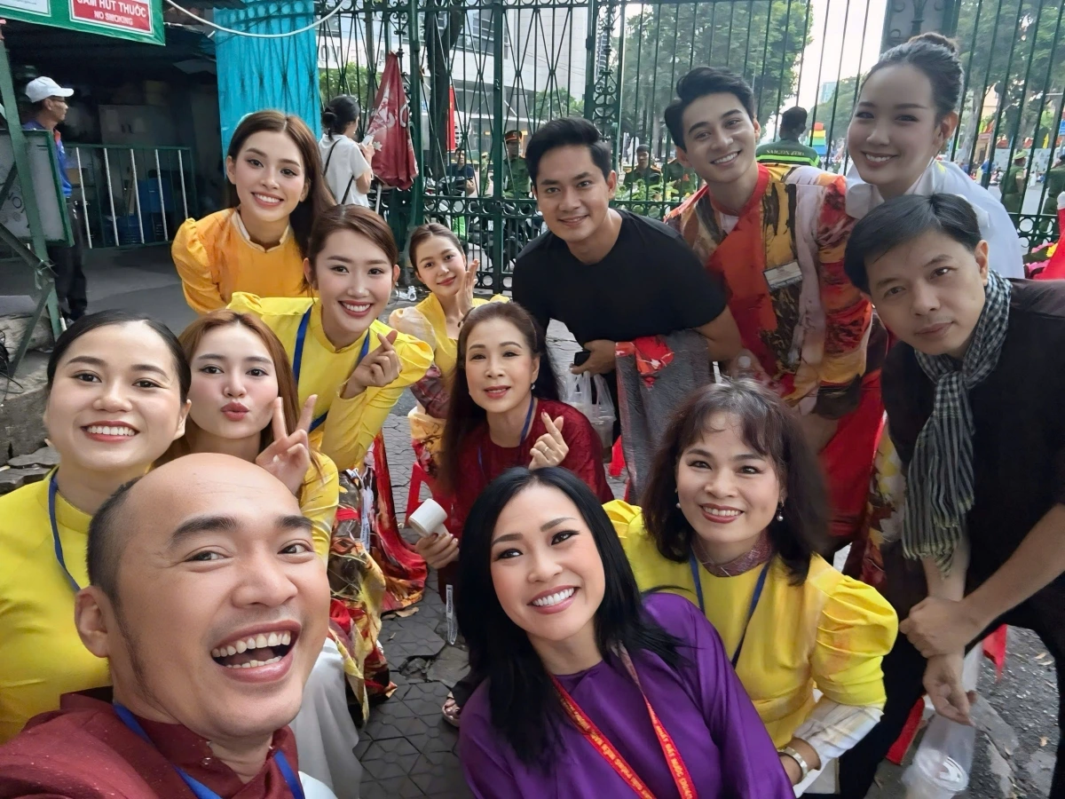 Dàn Hoa hậu, Nam vương cùng các nghệ sĩ diện áo dài truyền thống Việt Nam, thể hiện niềm hạnh phúc, háo hức trong hoạt động chào mừng lễ kỷ niệm 50 năm Ngày Giải phóng miền Nam, thống nhất đất nước (30/4/1975 - 30/4/2025). Trước đó các nghệ sĩ cũng tích cực góp mặt trong các buổi hợp luyện, Sơ duyệt để chuẩn bị cho màn diễu hành của khối văn nghệ sĩ.