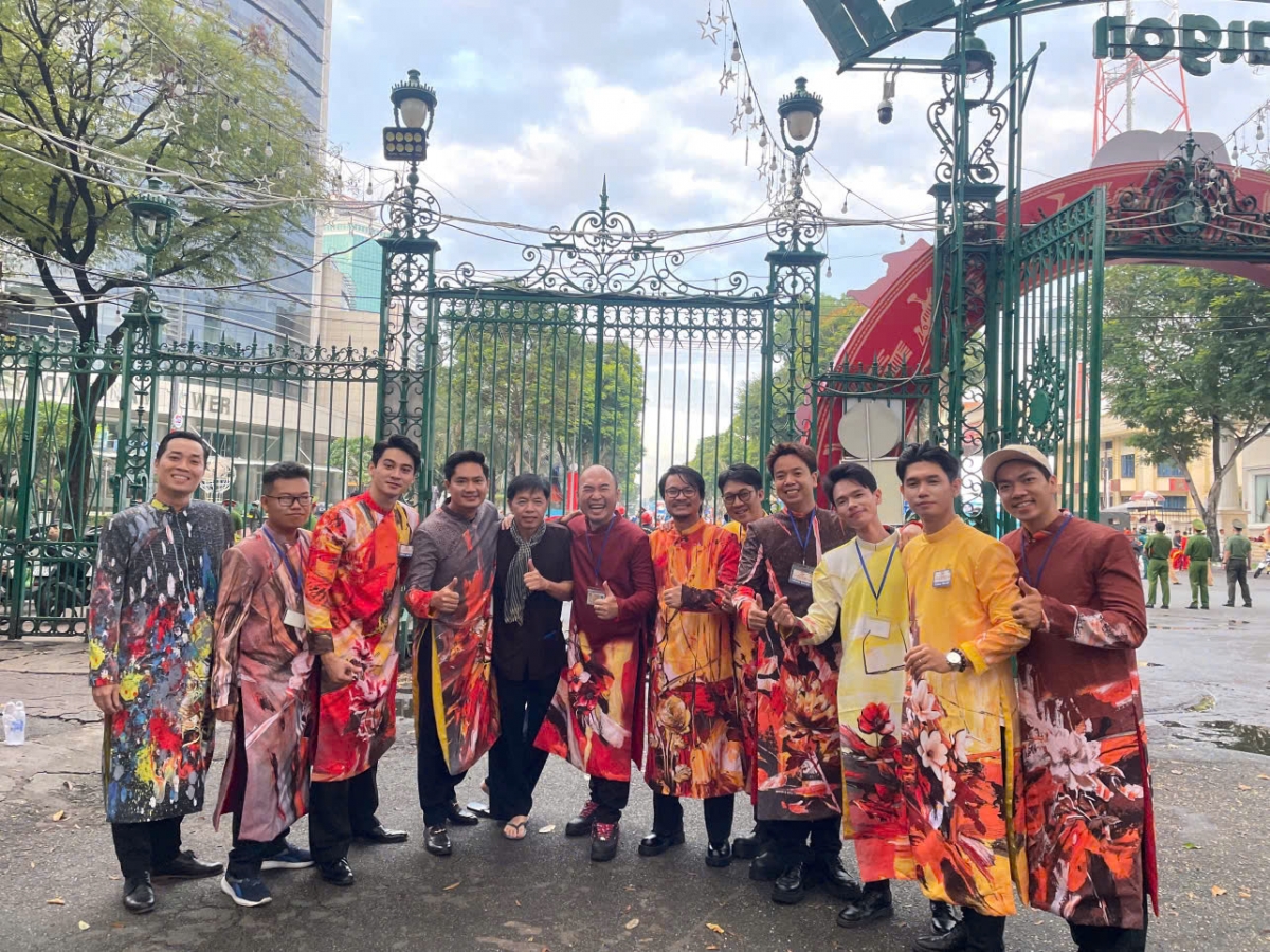 Đạo diễn Hoàng Nhật Nam cho biết, đã chủ động gác lại nhiều công việc để dành toàn tâm toàn ý tham gia vào sự kiện này. "Khi bước trên con đường Lê Duẩn giữa không khí long trọng của buổi tổng duyệt, Hoàng Nhật Nam cảm nhận rõ niềm tự hào dân tộc và sự biết ơn sâu sắc dành cho các thế hệ cha ông đã hy sinh vì nền độc lập, hòa bình hôm nay".