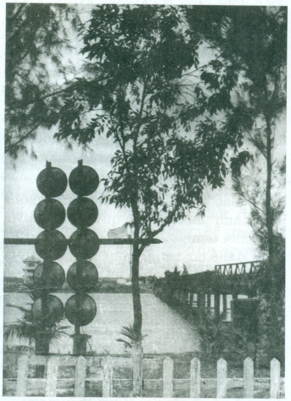  Dàn loa phóng thanh bên bờ Bắc cầu Hiền Lương, năm 1961 (nguồn ảnh : BTLSQG)