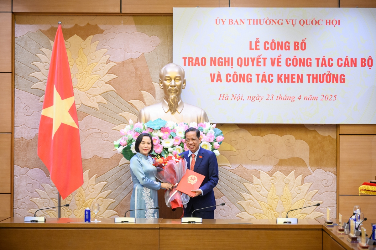 Phó Chủ tịch Quốc hội Nguyễn Thị Thanh trao quyết định của Ủy ban Thường vụ Quốc hội về việc nghỉ hưu hưởng chế độ, chính sách theo Nghị định số 178/NĐ-CP đối với ông Đặng Thuần Phong