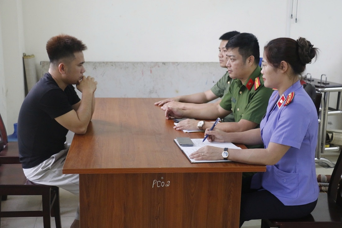 Lực lượng chức năng lấy lời khai nghi phạm