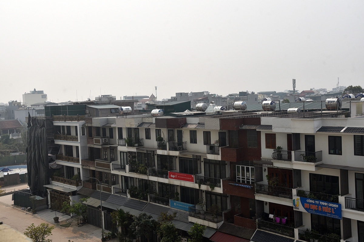 Ghi nhận của phóng viên các căn liền kề số 13, 38, 40 vi phạm đang trong giai đoạn hoàn thiện xây dựng và đã hoàn thiện xong có người vào ở. Đây cũng là những công trình liên quan đến một số cán bộ thuộc quận Hoàng Mai vừa bị công an bắt giữ do làm ngơ bỏ qua sai phạm.