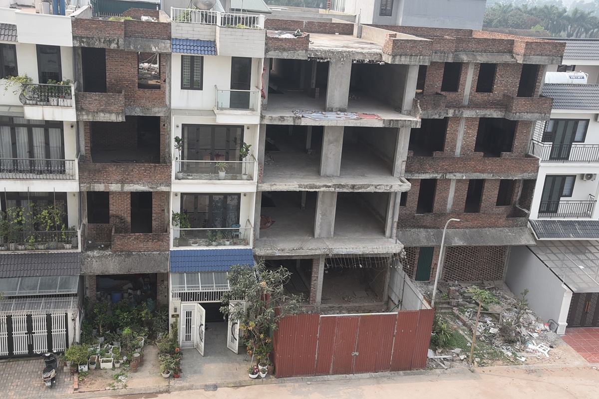 Theo người dân riêng căn số 6 chủ nhà mới quây tôn nhưng chưa xây dựng thêm.
