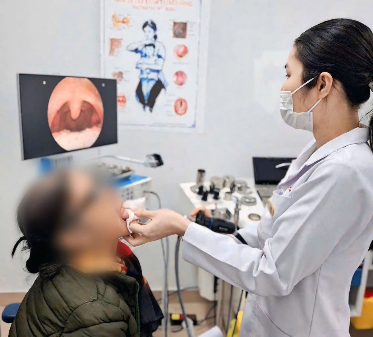 Bác sĩ thăm khám cho cụ bà 79 tuổi ở Nam Định bị mắc dị vật trong amidan