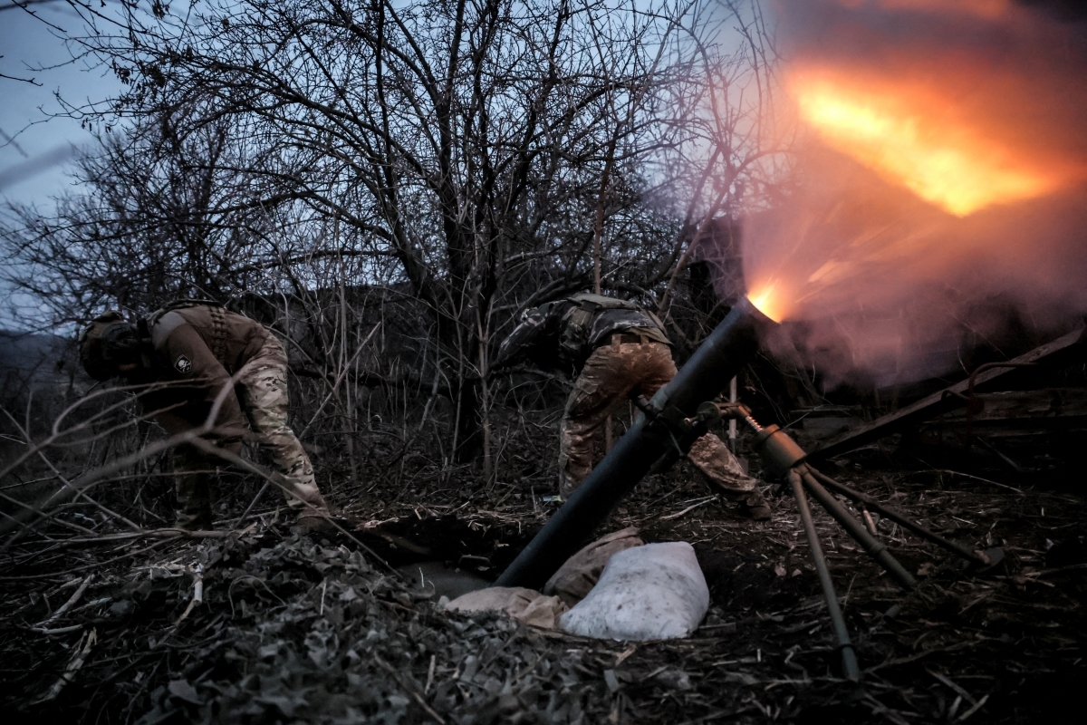 Ukraine khai hỏa súng cối cỡ nòng 120mm về phía quân đội Nga trên tiền tuyến. Ảnh: Reuters