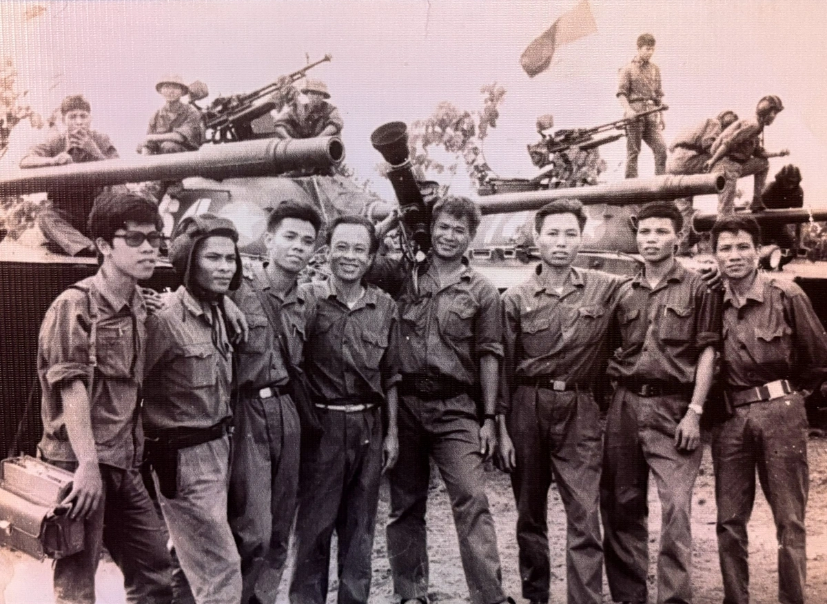 Đoàn làm phim tài liệu cùng các chiến sĩ quân Giải phóng tháng 5/1975