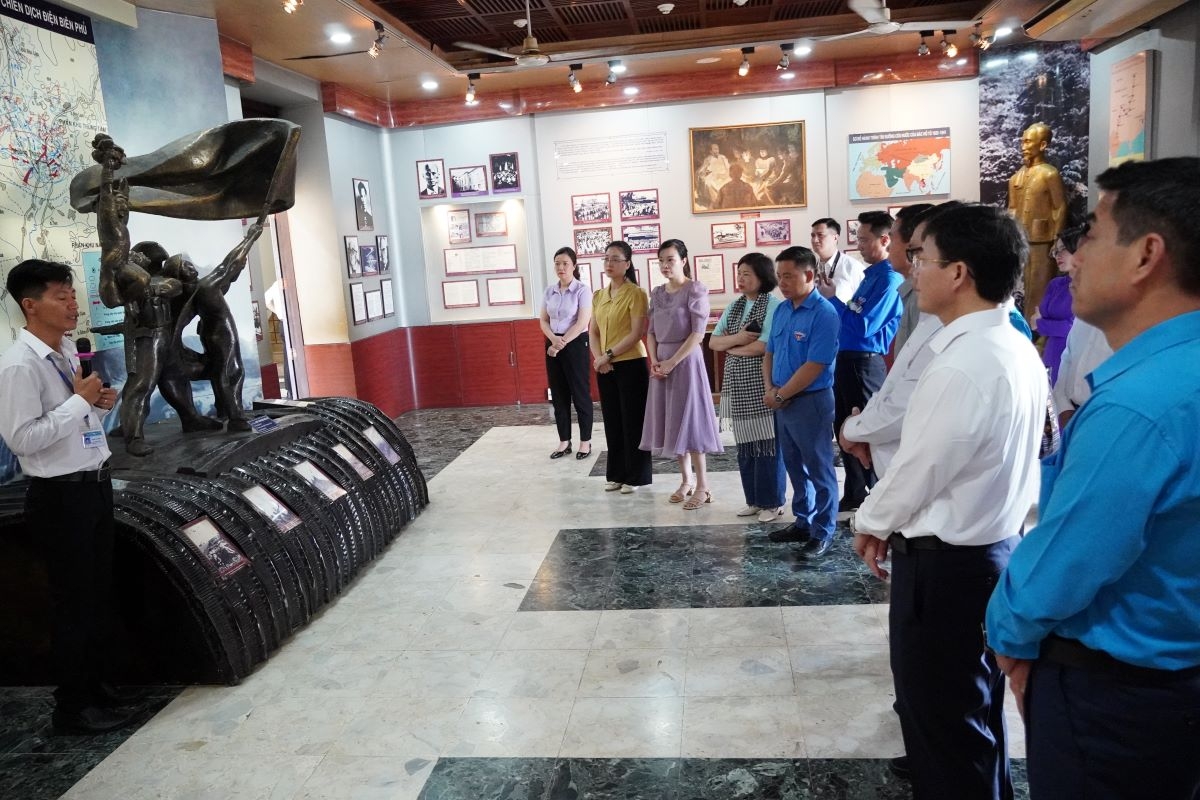 Đoàn đại biểu tỉnh Điện Biên tham quan các phòng trưng bày tư liệu về Chủ Tịch Hồ Chí Minh