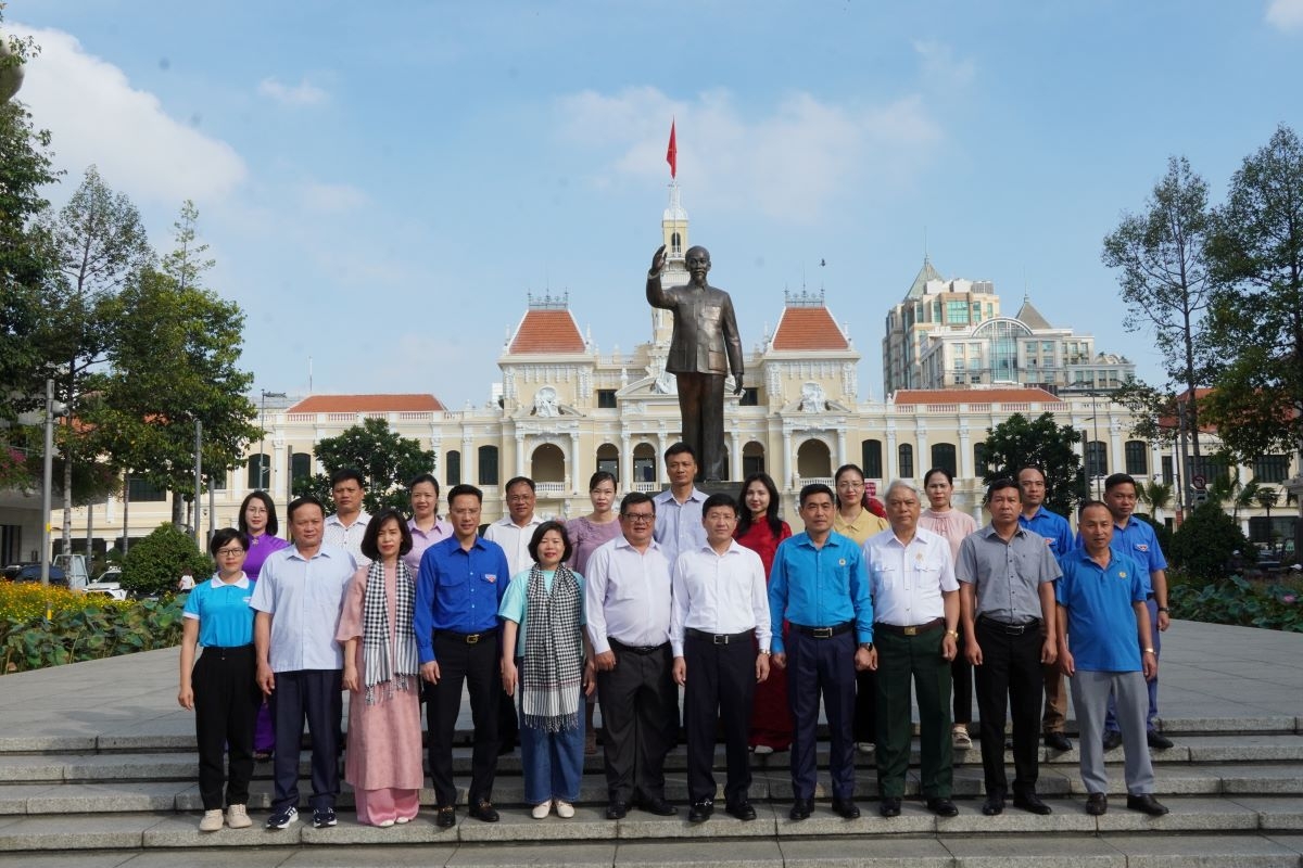 Chụp ảnh lưu niệm tại Tượng đài Chủ tịch Hồ Chí Minh (ảnh: A.H)