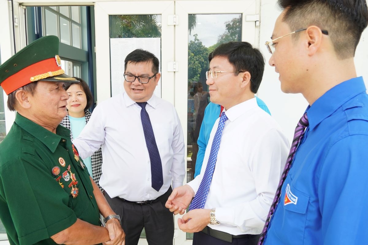 Ông Mùa A Vảng, Chủ tịch Ủy ban MTTQ tỉnh Điện Biên và ông Ngô Thanh Sơn, Phó Chủ tịch Ủy ban MTTQ TP.HCM (thứ 2 và 3 từ phải sang) thăm hỏi một cựu chiến binh (ảnh: A.H)