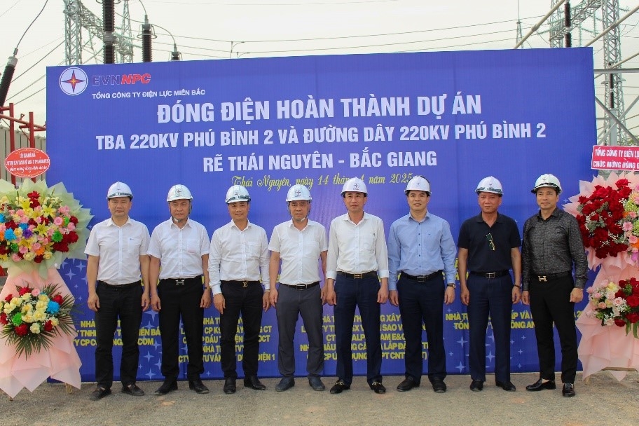 Lãnh đạo Tổng công ty Điện lực miền Bắc, Ban Quản lý dự án Xây dựng điện miền Bắc, Công ty Điện lực Thái Nguyên và các đơn vị liên quan tại buổi đóng điện hoàn thành dự án công trình trọng điểm Trạm biến áp 220kV Phú Bình 2.