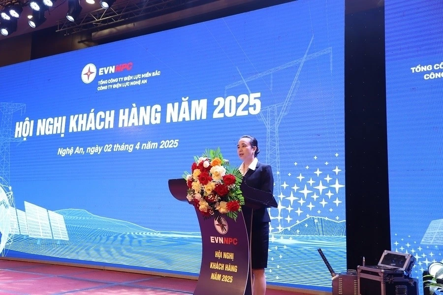 Bà Đỗ Nguyệt Ánh - Bí thư Đảng ủy, Chủ tịch HĐTV Tổng công ty Điện lực miền Bắc phát biểu tại Hội nghị Khách hàng năm 2025 tại Nghệ An.