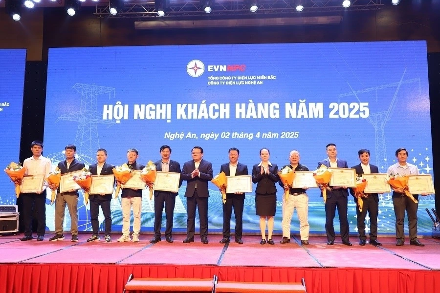 EVNNPC vinh danh các khách hàng tiêu biểu – Những đơn vị tích cực đồng hành cùng ngành điện trong các chương trình tiết kiệm điện và điều chỉnh phụ tải.