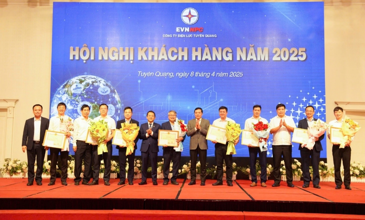 EVNNPC vinh danh các khách hàng tiêu biểu – Những đơn vị tích cực đồng hành cùng ngành điện trong các chương trình tiết kiệm điện và điều chỉnh phụ tải.