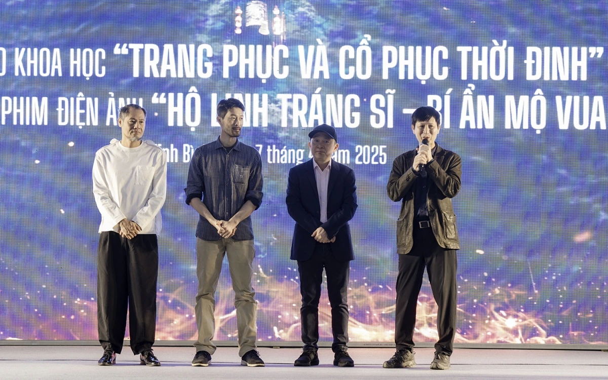 Đoàn làm phim (từ phải sang): Đạo diễn Nguyễn Phan Quang Bình, nhạc sĩ Quốc Trung, Johnny Trí Nguyễn, DOP K_Linh