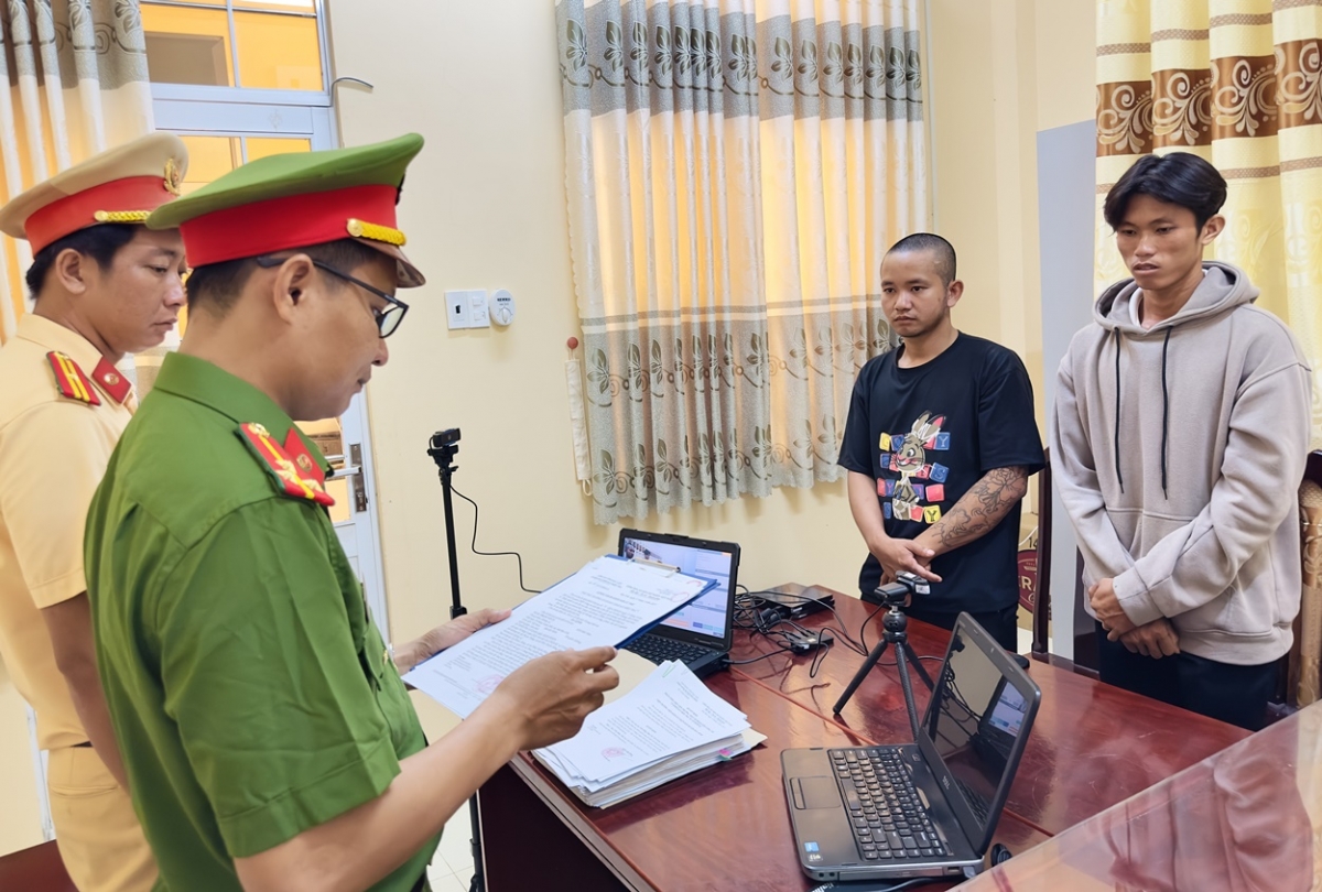 Cơ quan Cảnh sát điều tra, Công an tỉnh Bạc Liêu tống đạt quyết định khởi tố bị can, lệnh cấm đi khỏi nơi cư trú đối với Võ Duy Khang (áo đen) và Phạm Văn Ý (áo xám)