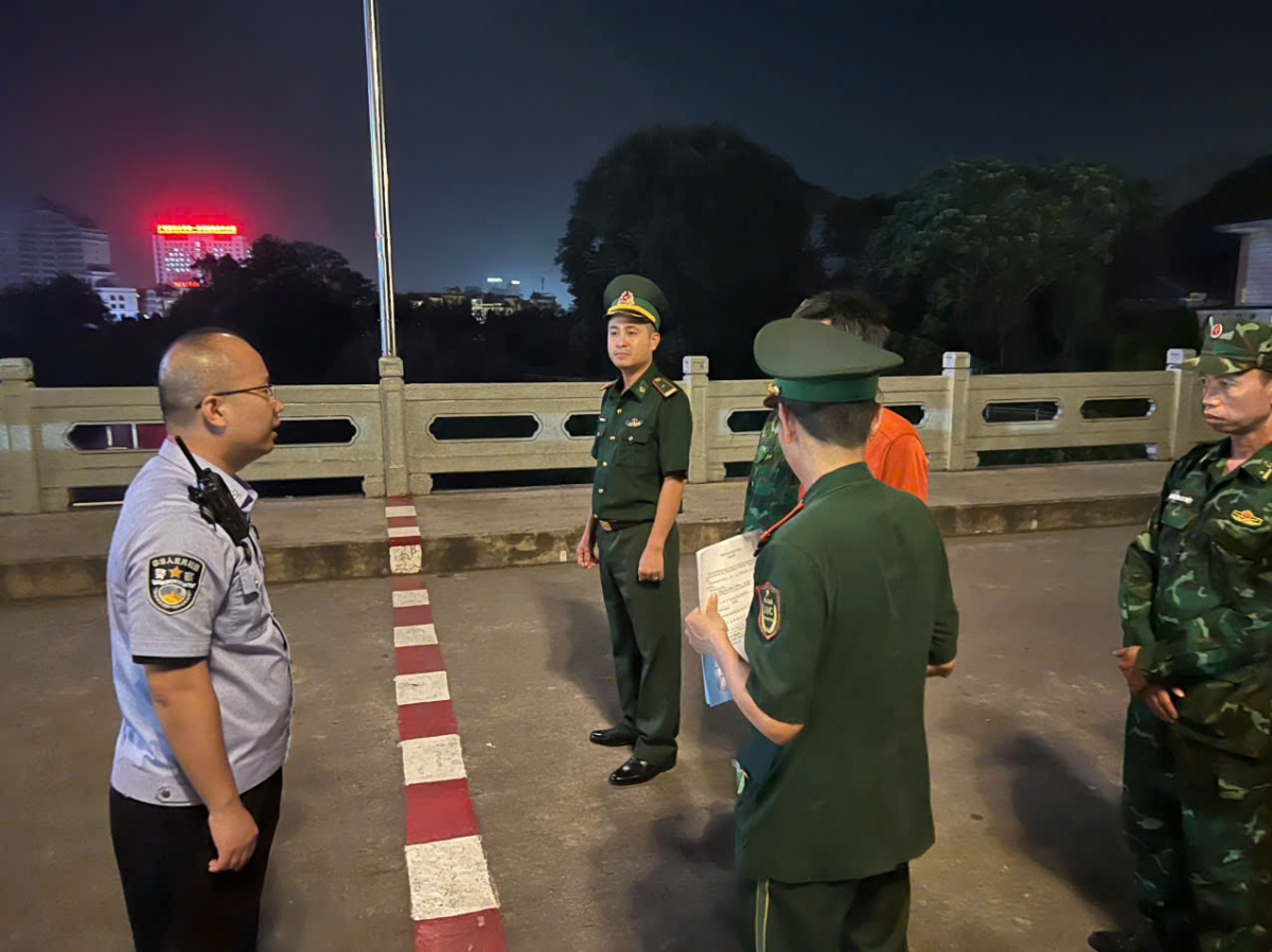 Đồn Biên phòng CKQT Móng Cái, tỉnh Quảng Ninh bàn giao công dân với Trạm Kiểm tra Biên phòng Xuất nhập cảnh Đông Hưng, Trung Quốc