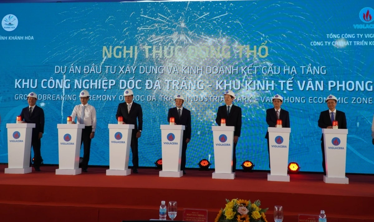 Các đại biểu thực hiện nghi thức động thổ