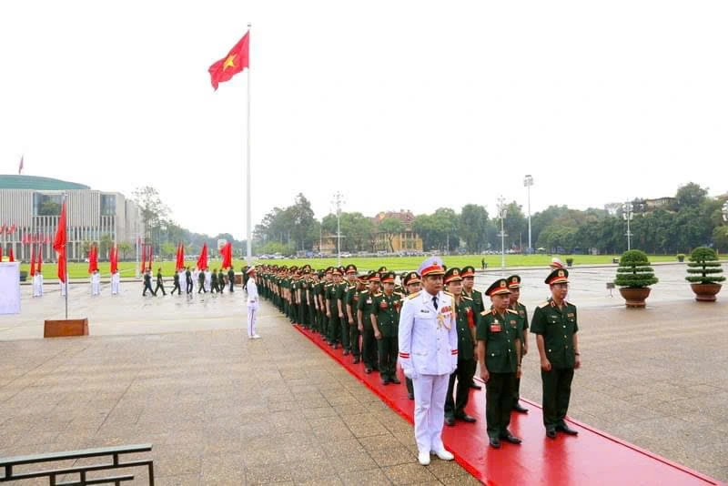 Đại úy Nguyễn Văn Đông, Chính trị viên Đội Tiêu binh danh dự, Đoàn 275 dẫn đoàn khách vào Lăng viếng Bác.