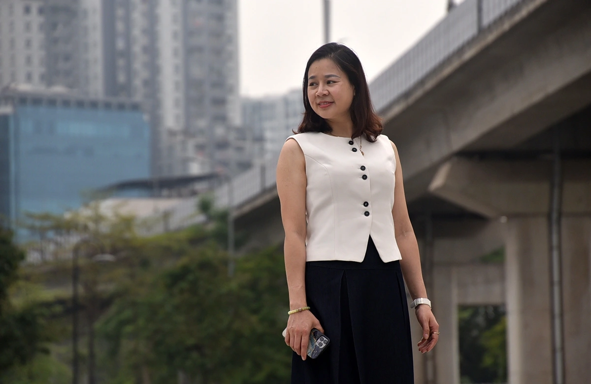 Là nhân viên làm việc gần khu vực hồ Hoàng Cầu, chị Nguyễn Thị Kiểm rất hào hứng khi công trình sắp hoàn thành. Chị Kiểm chia sẻ: "Tôi công tác tại khu vực này 8 năm khi biết việc cải tạo hồ Hoàng Cầu này tôi rất hào hứng. Đến thời điểm hiện tại này dù chưa đi vào hoạt động nhưng tôi thấy có một diện mạo rất mới, làm cho khu Hoàng Cầu này trở nên đắt giá hơn rất nhiều. Không gian cho người  dân đi tập thể dục, đi chơi, vãn cảnh hay chụp ảnh rất đẹp, rất ý nghĩa. Tôi mong muốn khu vực cải tạo này hoàn thành đưa vào sử dụng càng sớm càng tốt bởi người dân rất mong chờ diện mạo mới đó để có thể tận hưởng tất cả những dịch vụ cũng như hay những gì tốt nhất cho những người dân, người làm việc quanh đây".