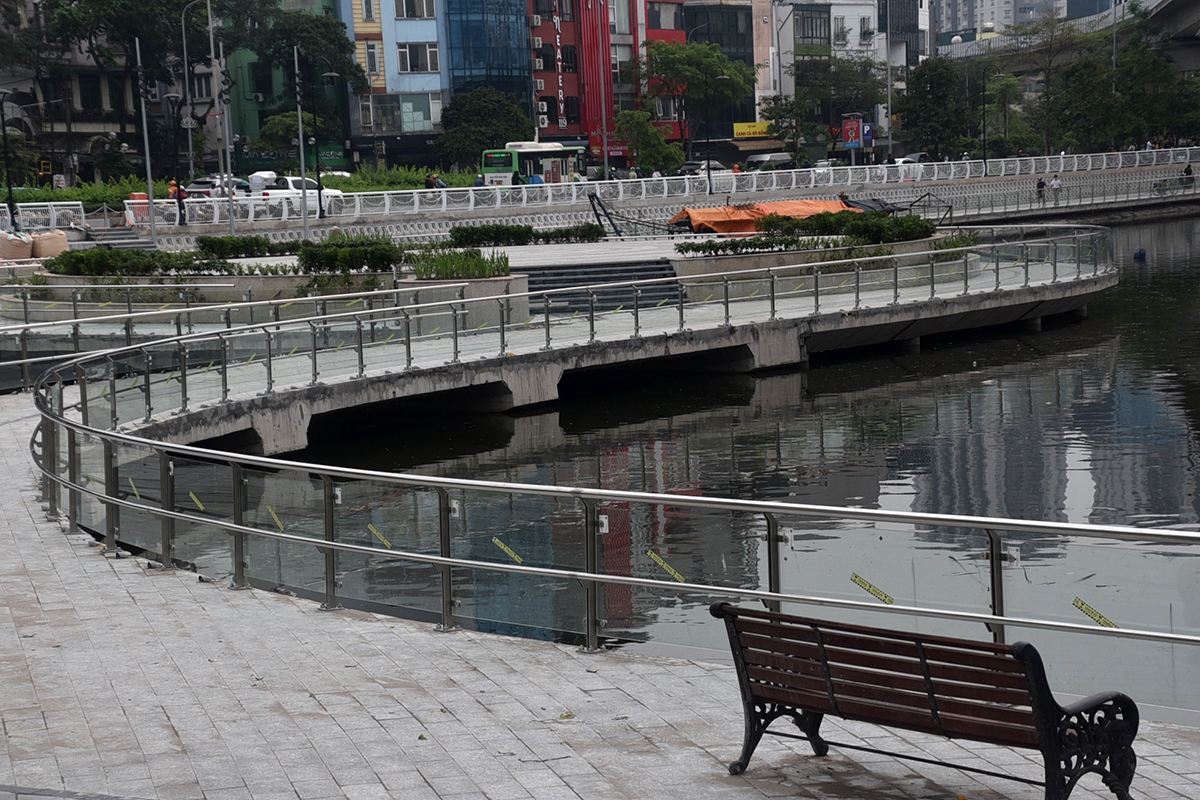 Dự án cải tạo hồ Hoàng Cầu gồm các hạng mục lát vỉa hè xung quanh hồ; nâng cấp đường dạo; thay thế lan can; trồng mới, thay thế một số cây xanh bóng mát; thay hệ thống chiếu sáng. 