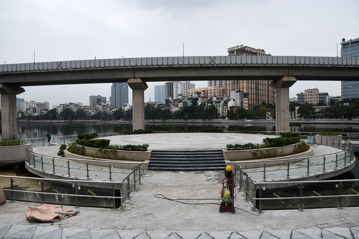 Sân khấu chính trên hồ nhìn từ đường Hoàng Cầu.