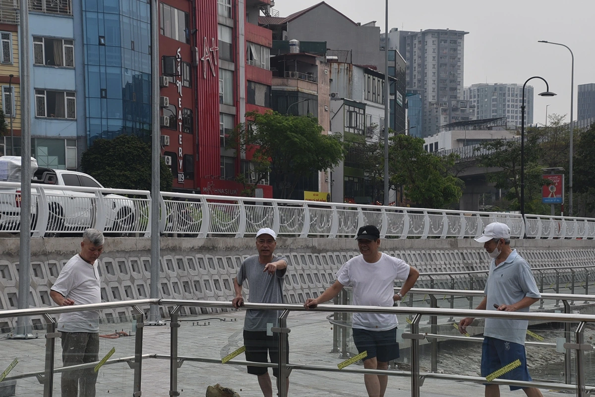 Người dân hào hứng ngắm nhìn công trình với diện mạo mới hiện đại mang lại vẻ đẹp mới cho khu vực.