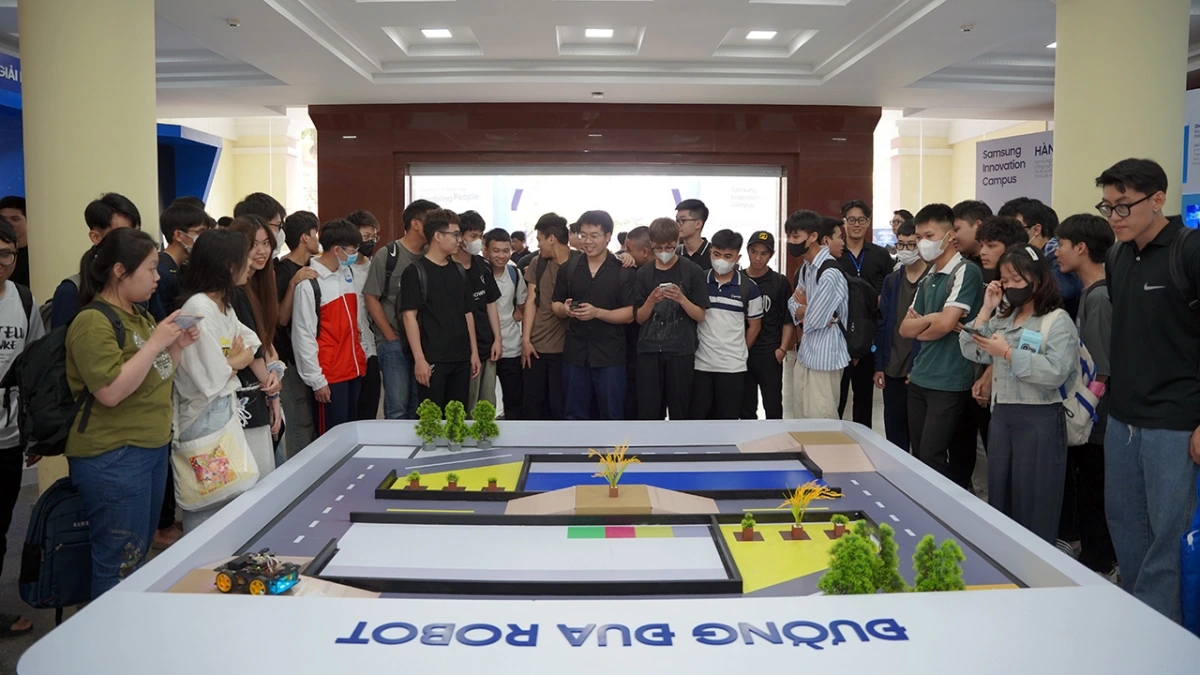 Đông đảo các bạn sinh viên tham gia tại sự kiện