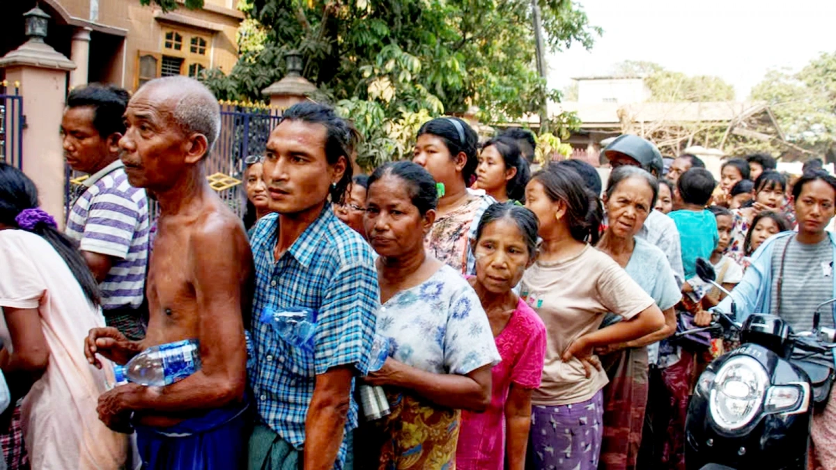 Những người sống sót sau trận động đất kinh hoàng tại Myanmar đang đối mặt với tình trạng thiếu thốn nghiêm trọng về lương thực, nước sạch và nơi trú ẩn. Ảnh: Reuters.
