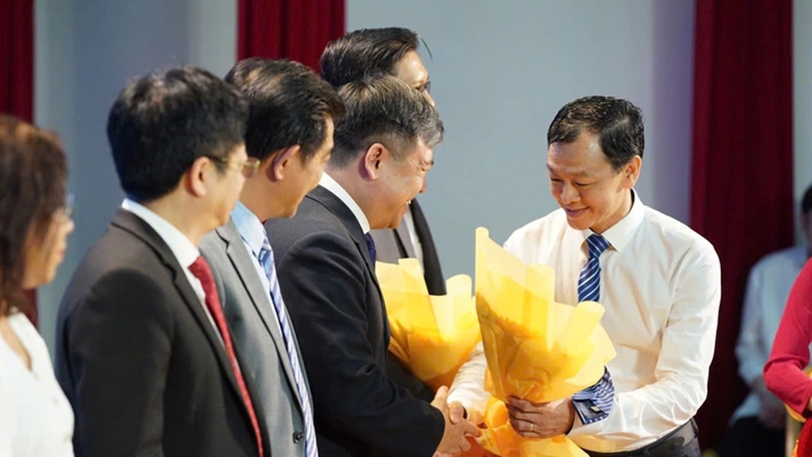 Tiến sĩ Nguyễn Tri Thức, Thứ trưởng Bộ Y tế tặng hoa các diễn giả trong hội thảo. (Ảnh: Phạm Nguyễn)