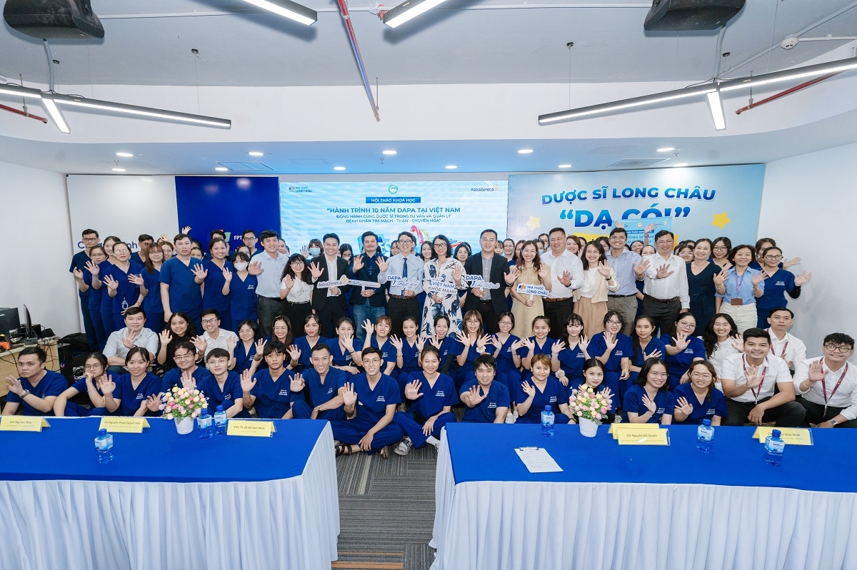 Chương trình có sự tham dự của các chuyên gia y tế và đội ngũ dược sĩ nhà thuốc Long Châu.