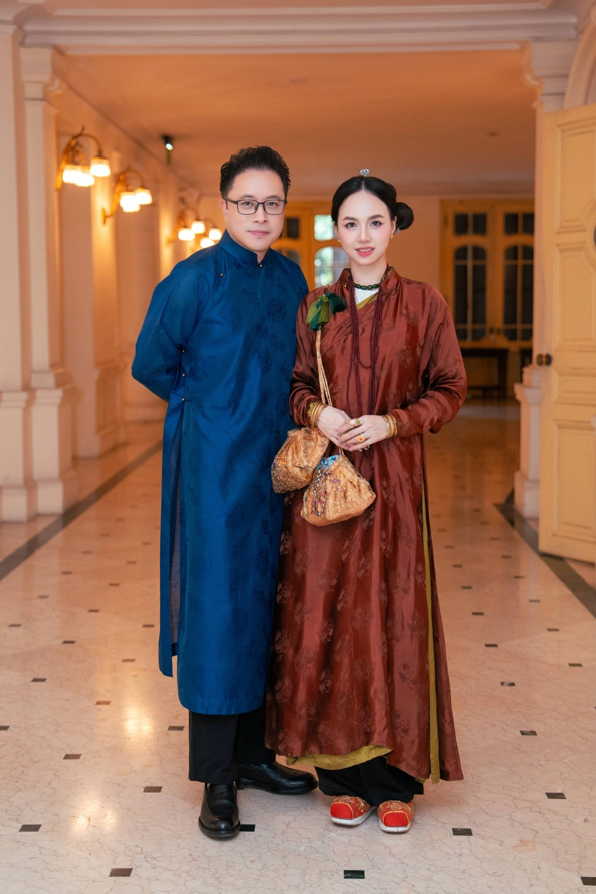 Nét cười duyên dáng, ánh mắt nền nã nhưng không kém phần tự tin, cô hiện lên như biểu tượng của một người phụ nữ vừa dịu dàng vừa kiên cường – người bạn đồng hành và cũng là điểm tựa vững chắc cho chồng mình, đạo diễn Victor Vũ, trong suốt hành trình sáng tạo nghệ thuật.