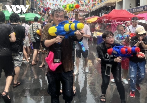 Du khách tham gia lễ hội Tết té nước Songkran ở Bangkok, Thái Lan. Ảnh: VOV Bangkok