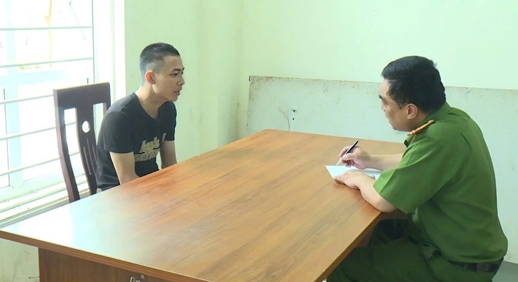 Cơ quan Công an làm việc với Lê Văn Hà. Ảnh: Văn Hậu
