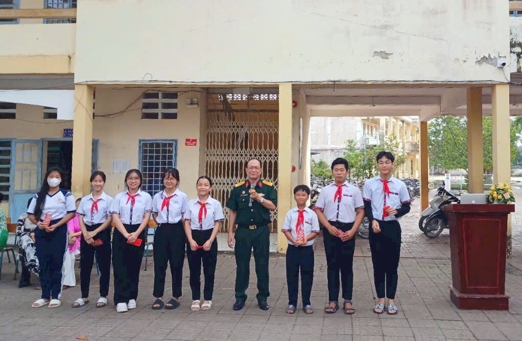 Đại tá Võ Tấn Dũng tại buổi sinh hoạt truyền thống với các em học sinh