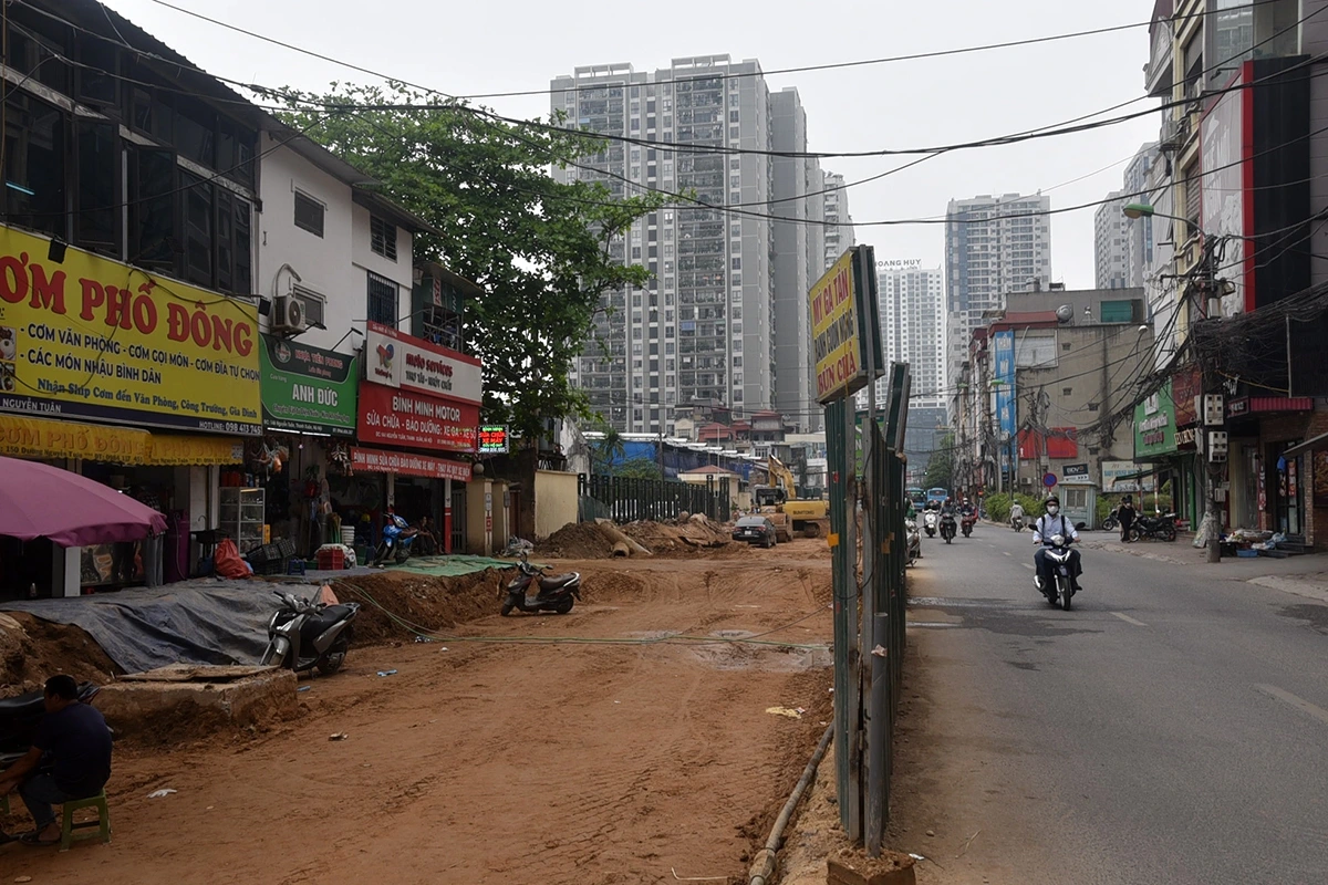 Theo ghi nhận của phóng viên, dù nhà thầu đang trong quá trình thi công mở đường nhưng đã xuất hiện loạt nhà dân xây dựng công trình không đúng quy định của thành phố.